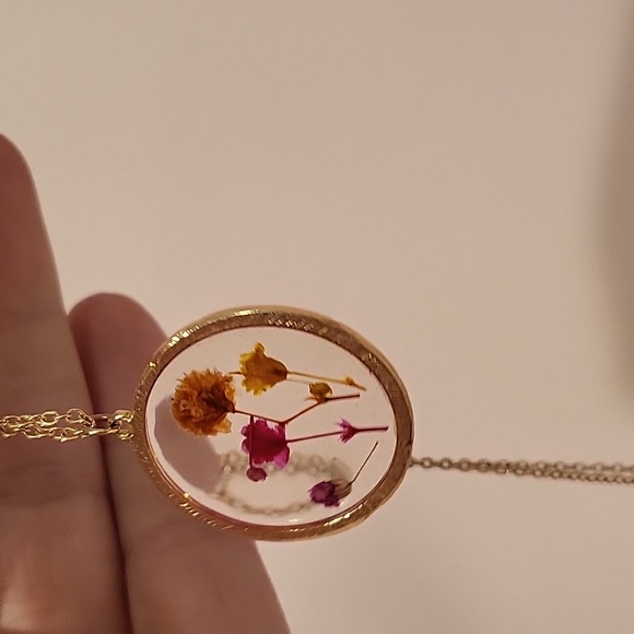 Necklace with real flowers captured in it.. beautiful mix of color. GP - Picture 4 of 10